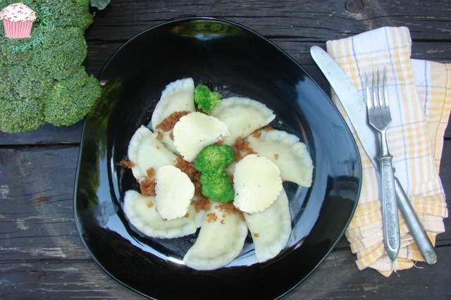 Pierogi z brokułem i kozim serem