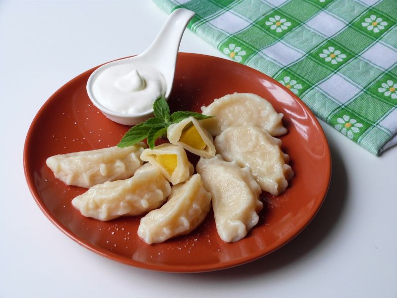 Pierogi z brzoskwiniami