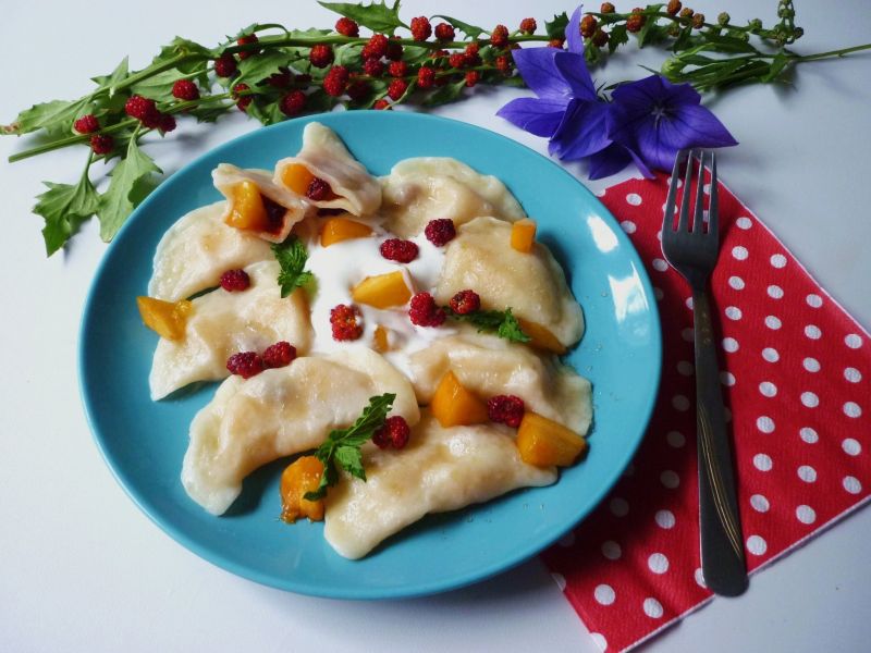 Pierogi z brzoskwiniami i komosą