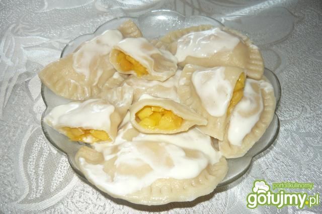 Pierogi z brzoskwiniami i śmietanką Pierogi z brzoskwiniami i śmietanką