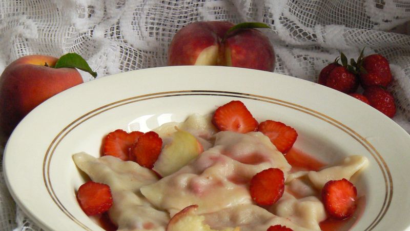 Pierogi z brzoskwiniami i truskawkami Pierogi z brzoskwiniami i truskawkami