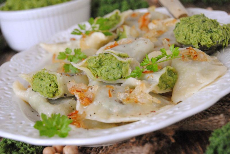 Pierogi z ciecierzycą i jarmużem