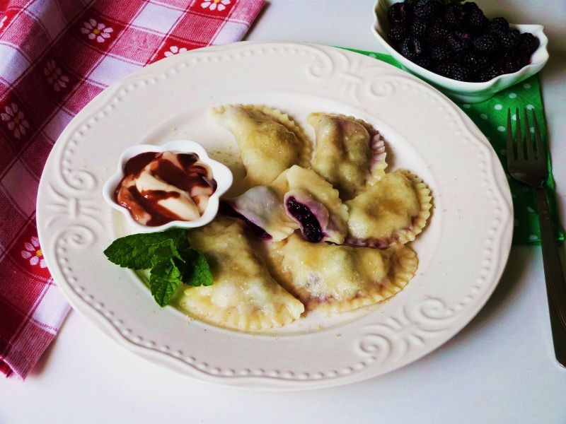 Pierogi z czarnymi malinami