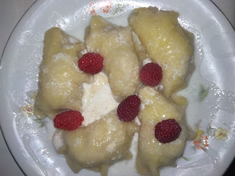 Pierogi z czereśniami i malinami. Pierogi z czereśniami i malinami.
