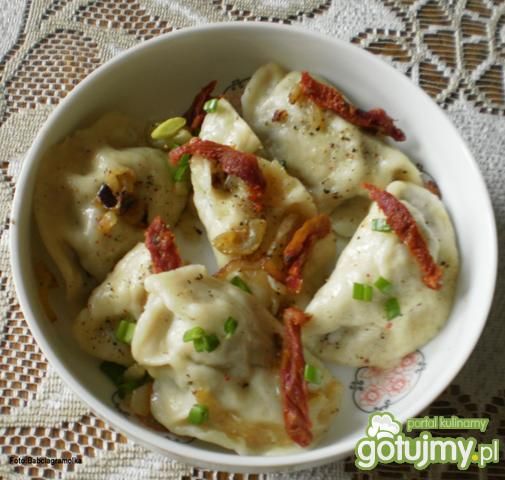 Pierogi z drobiem  i  pomidorami Pierogi z drobiem  i  pomidorami