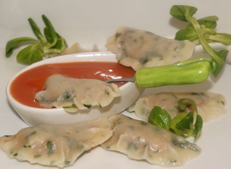 Pierogi z farszem fasolowym i pomidorowym sosem 