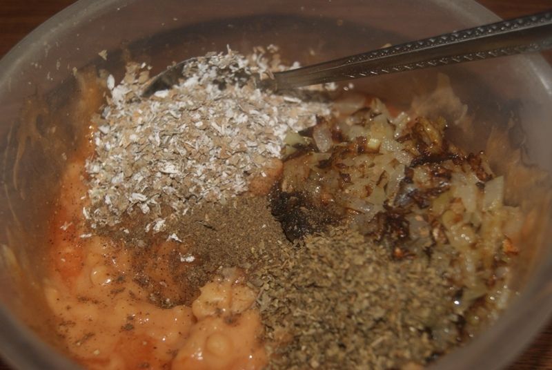 Pierogi z farszem fasolowym i pomidorowym sosem 