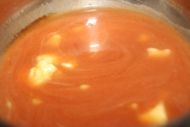 Pierogi z farszem fasolowym i pomidorowym sosem 
