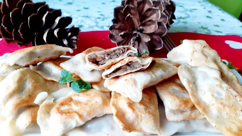 Pierogi z fasolą i suszonymi grzybami 