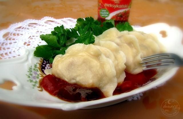 Pierogi z fasolą w sosie meksykańskim Pierogi z fasolą w sosie meksykańskim