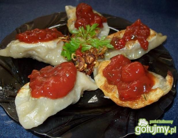 Pierogi z grzybami i sosem salsa
