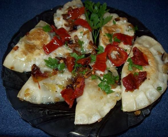 Pierogi z grzybami i suszonymi pomidoram