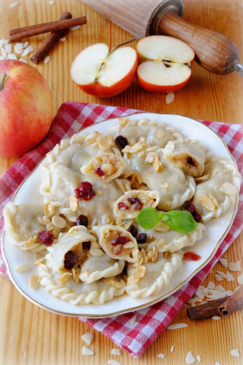 Pierogi z jabłkami z piernikową nutą 