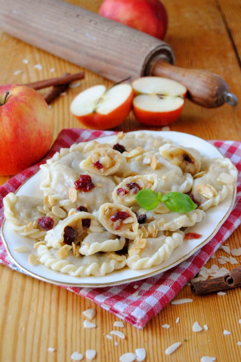 Pierogi z jabłkami z piernikową nutą 