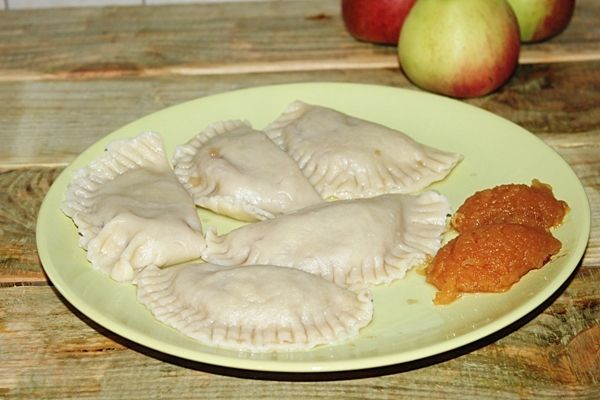 Pierogi z jabłkiem i cynamonem 