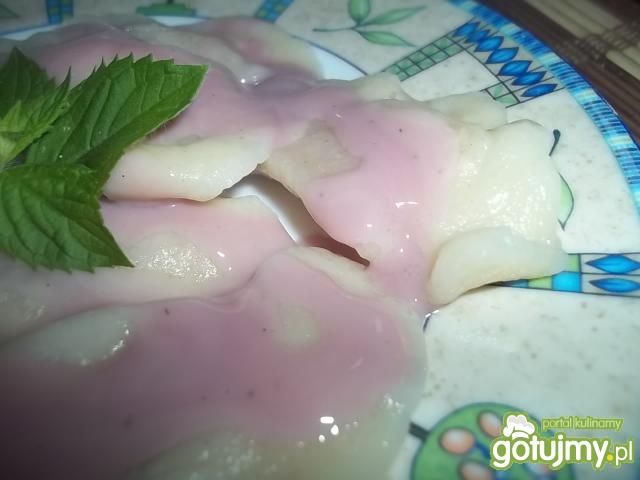 Pierogi z jabłkiem i sosem wiśniowym