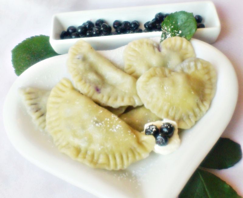 Pierogi z jagodami. Pierogi z jagodami.