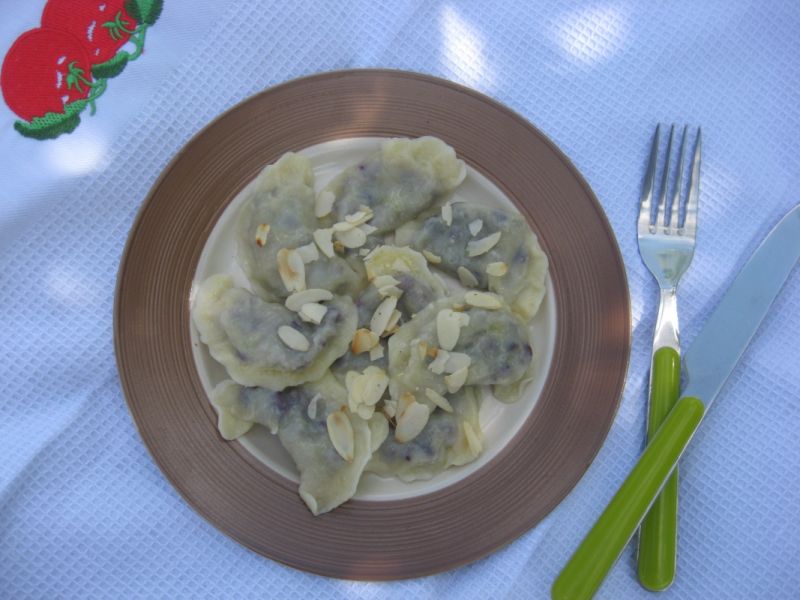 Pierogi z jagodami i migdałami Pierogi z jagodami i migdałami