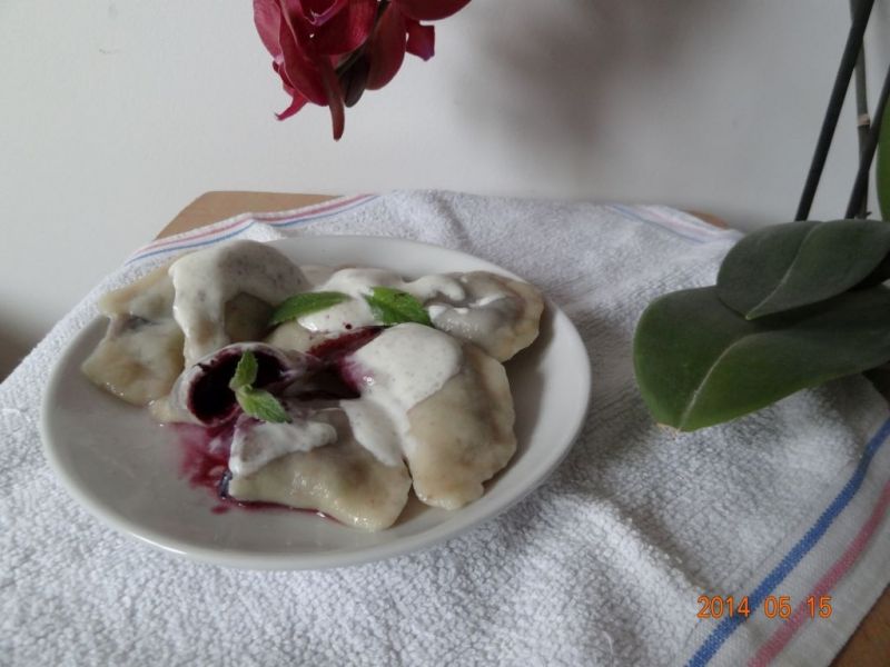 Pierogi z jagodami i świeżą miętą Pierogi z jagodami i świeżą miętą