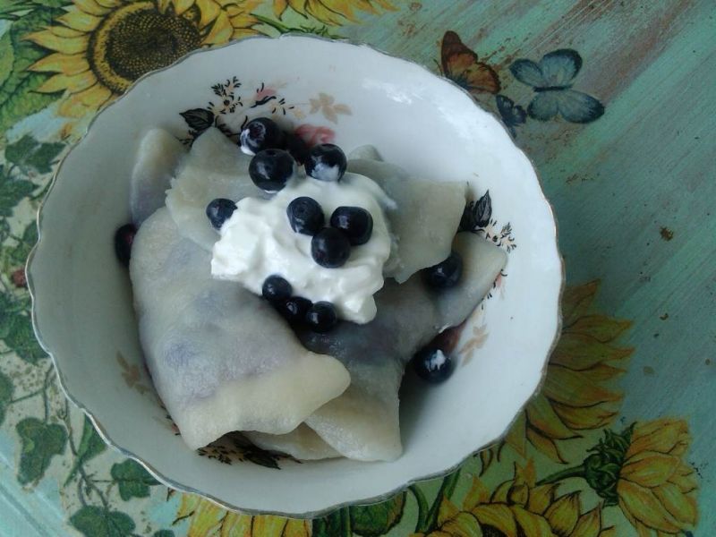 Pierogi z jagodami na słodko