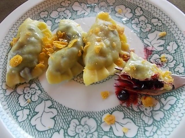 Pierogi z jagodami polane chrupiącą okrasą 