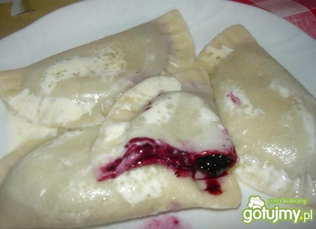Pierogi z jagodami polane śmietaną Pierogi z jagodami polane śmietaną