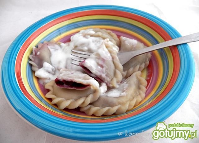 Pierogi z jagodami z waniliowym jogurtem Pierogi z jagodami z waniliowym jogurtem