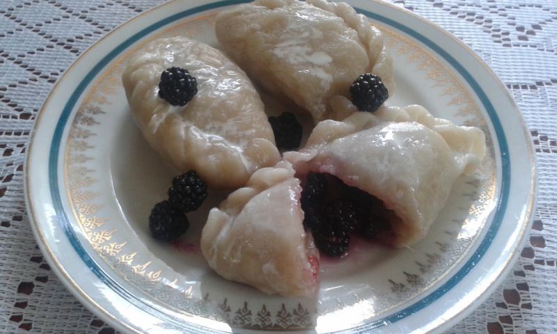 Pierogi z jeżynami Pierogi z jeżynami