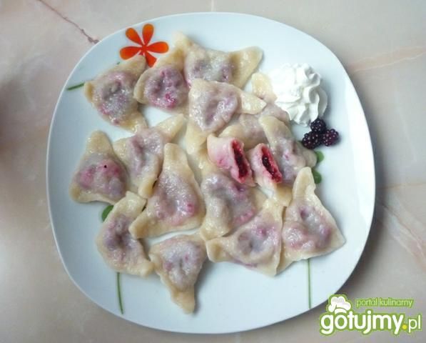 Pierogi z jeżynami i bitą śmietaną Pierogi z jeżynami i bitą śmietaną