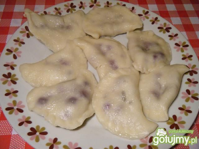 Pierogi z jeżynami i orzeszkami