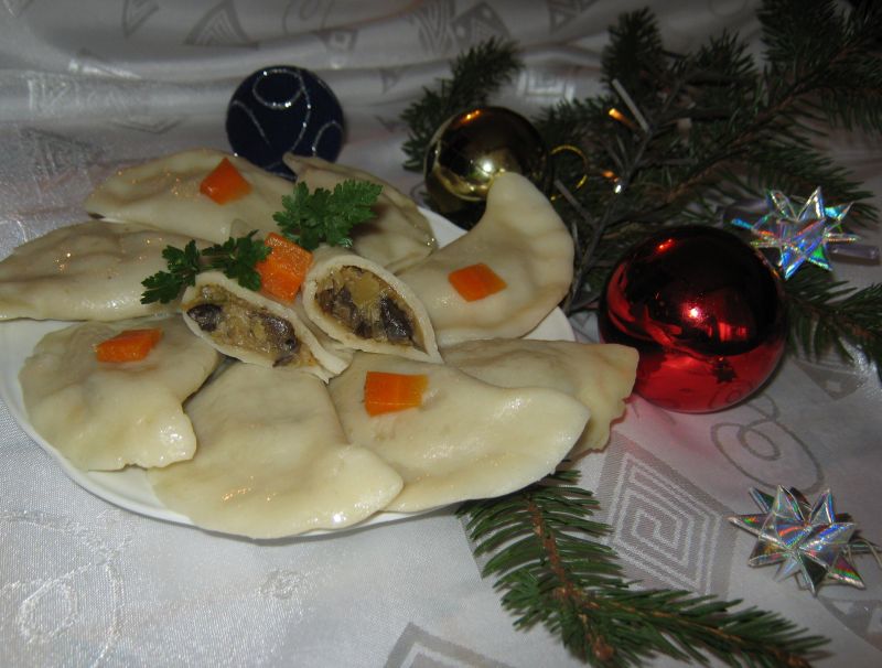 Pierogi z kapuściano grzybowym farszem do barszczy