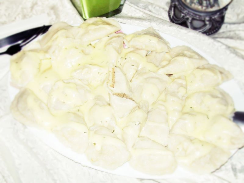 Pierogi z kapustą i grzybami w aksamitnym sosie  Pierogi z kapustą i grzybami w aksamitnym sosie