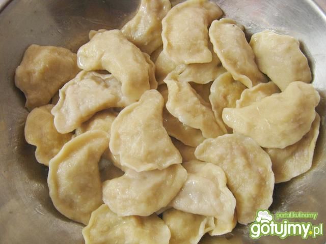 Pierogi z kapustą kiszoną i kiełbasą. Pierogi z kapustą kiszoną i kiełbasą.