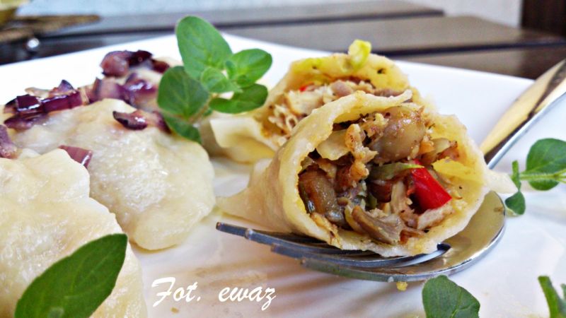 Pierogi z kapustą papryką i mięsem