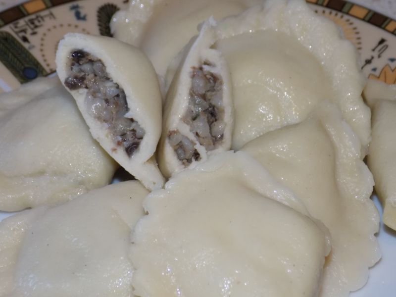 Pierogi z kaszą gryczaną i pieczarkami