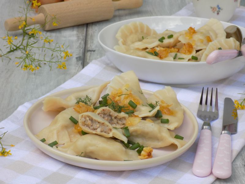 Pierogi z kaszą gryczaną, serem i młodą cebulą