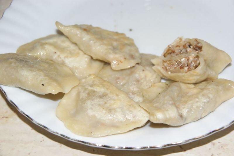 Pierogi z kaszą gryczaną, twarogiem i boczkiem