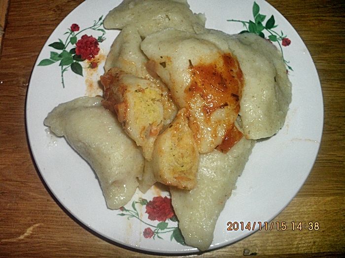 Pierogi z kaszą kuskus i sosem pomidorowym