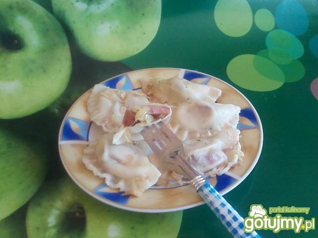 Pierogi z kiełbasą i cebulą.