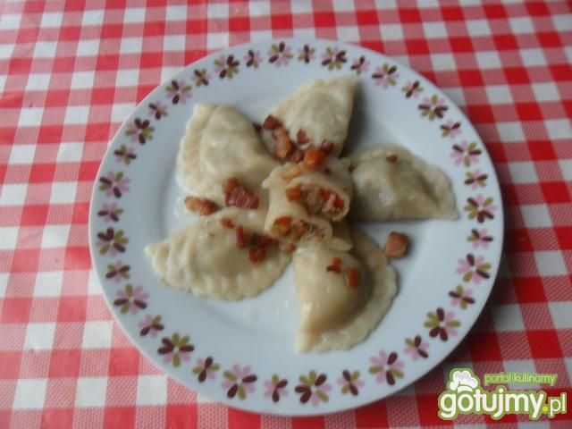 Pierogi z kiszoną kapustą i papryką Pierogi z kiszoną kapustą i papryką