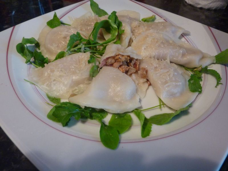 Pierogi z kurkami, kozim serem i szynką wędzoną