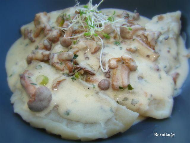 Pierogi z kurkami w sosie śmietanowym