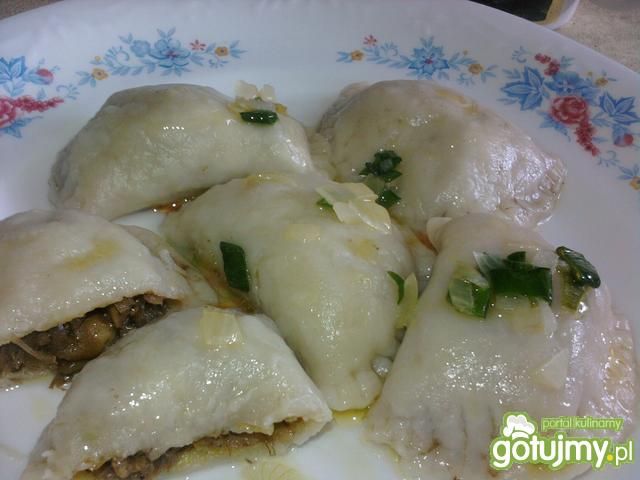 Pierogi z leśnymi grzybami i kapustą