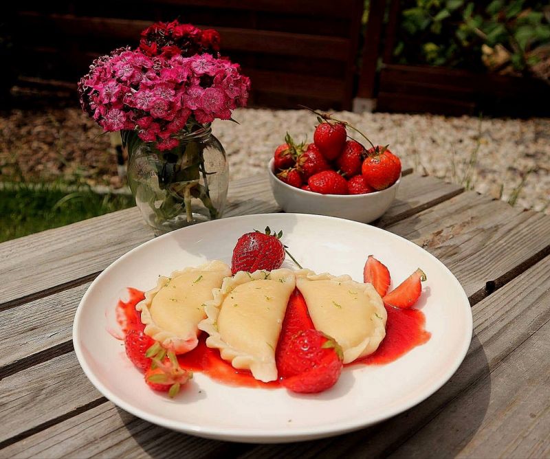 Pierogi z limonkowym serkiem i sosem truskawkowym  Pierogi z limonkowym serkiem i sosem truskawkowym