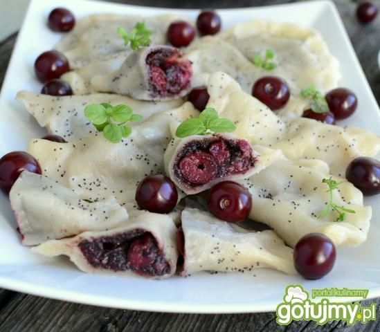 Pierogi z makiem i wiśniami Pierogi z makiem i wiśniami