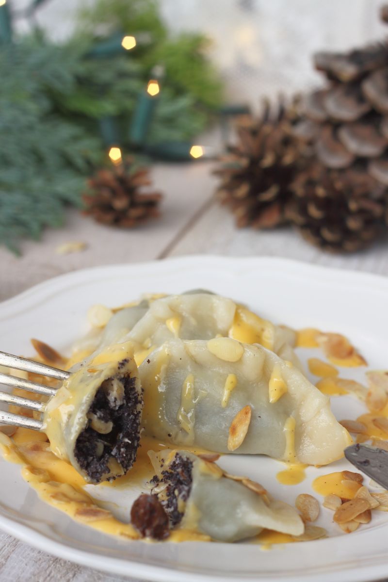 Pierogi z makiem podane z sosem angielskim