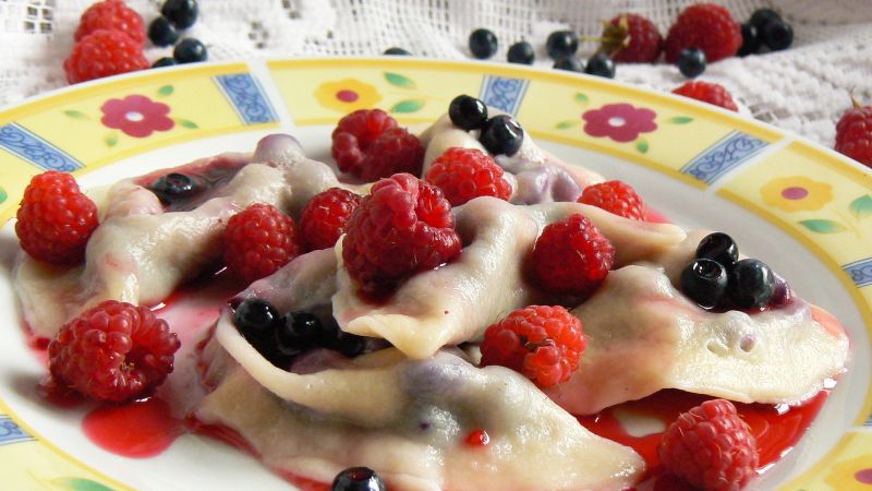 Pierogi z malinami i borówkami Pierogi z malinami i borówkami