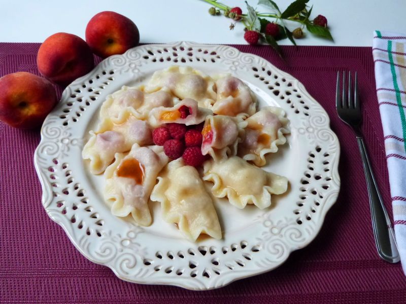 Pierogi z malinami i brzoskwiniami Pierogi z malinami i brzoskwiniami