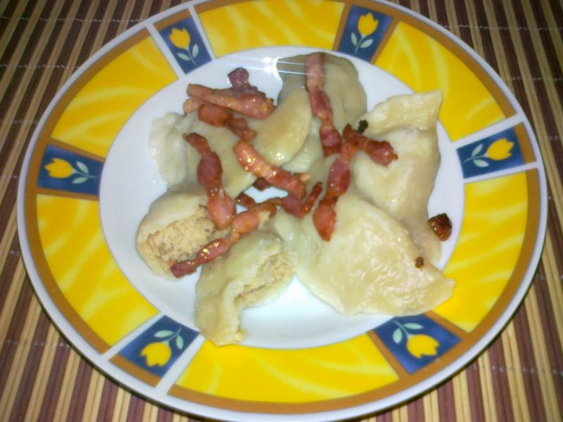 Pierogi z mięsem okraszone boczkiem