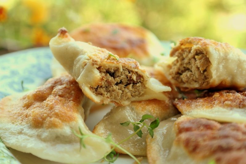 Pierogi z mięsem oraz kurkami